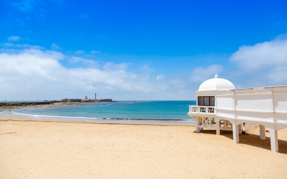 La Caleta Strand in Cadiz bei strahlendem Sonnenschein